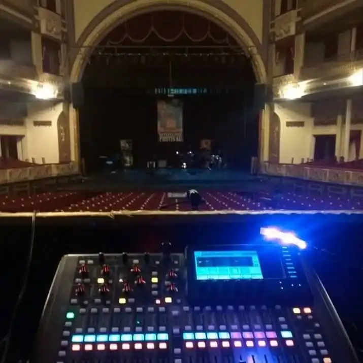 Consola en teatro