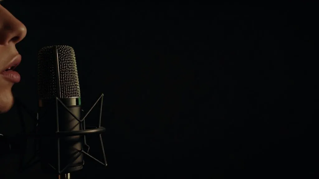 Voz y micrófono profesional en primer plano